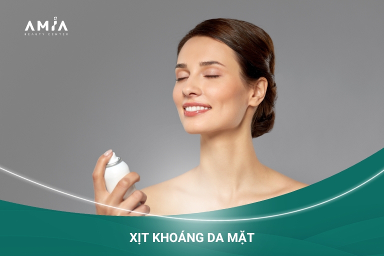 Sử dụng xịt khoáng là một trong các bước chăm sóc da khô mang lại hiệu quả ngay tức thì