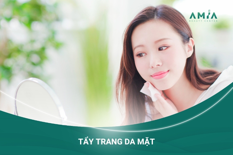 Tẩy trang là bước đầu tiên trong cách chăm sóc da hỗn hợp thiên dầu