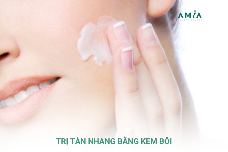 Sử dụng kem bôi chứa AHA, Retinol trị tàn nhang