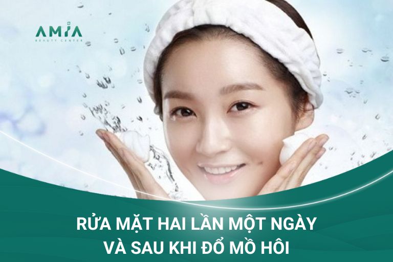 Nên rửa mặt hai lần một ngày và sau khi da mặt bị đổ mồ hôi