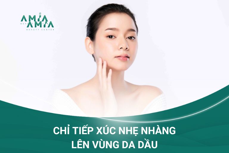 Chỉ tiếp xúc nhẹ nhàng lên vùng da dầu