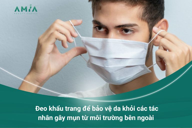 Đeo khẩu trang khi ra ngoài để tránh khói  bụi gây mụn