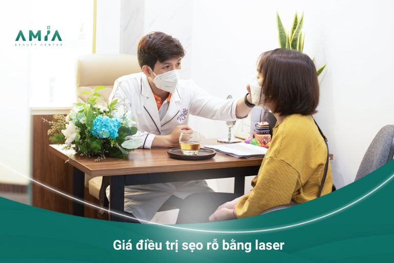 Bác sĩ xem xét để tư vấn chi phí điều trị sẹo rỗ bằng laser phù hợp 