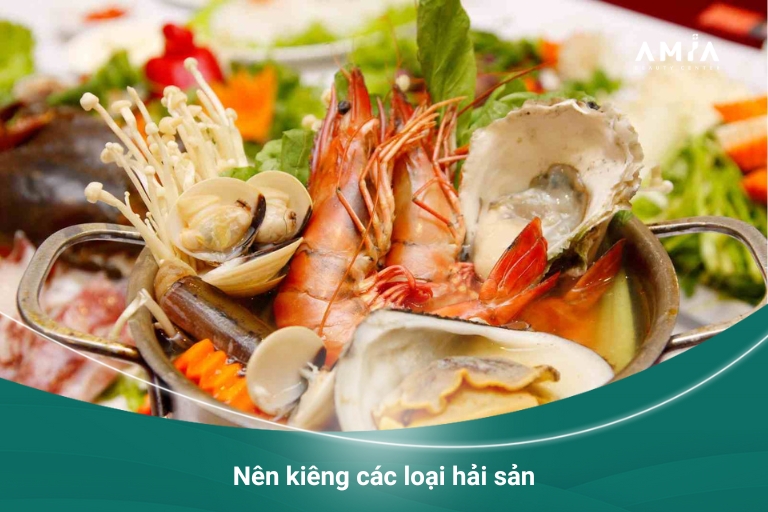 Ăn hải sản có thể gây kích ứng và chứa nhiều đạm nên kiêng sau tiêm