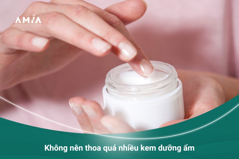 Không nên thoa quá nhiều kem dưỡng ẩm