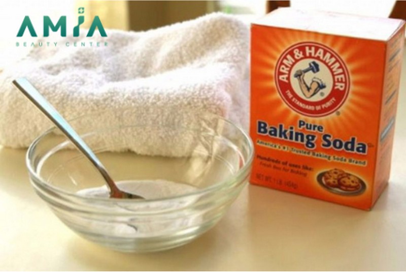 Tẩy tế bào chết cho môi thâm với baking soda 