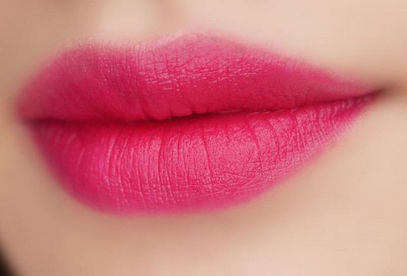 Làn da nào sẽ phù hợp xăm môi màu hồng cánh sen? 