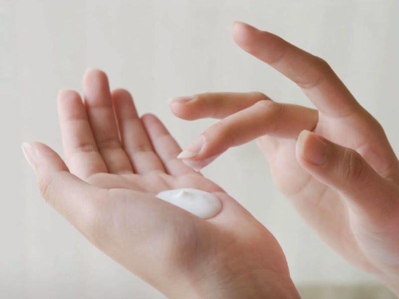 Thoa kem dưỡng ẩm mỗi ngày cho phần da tay