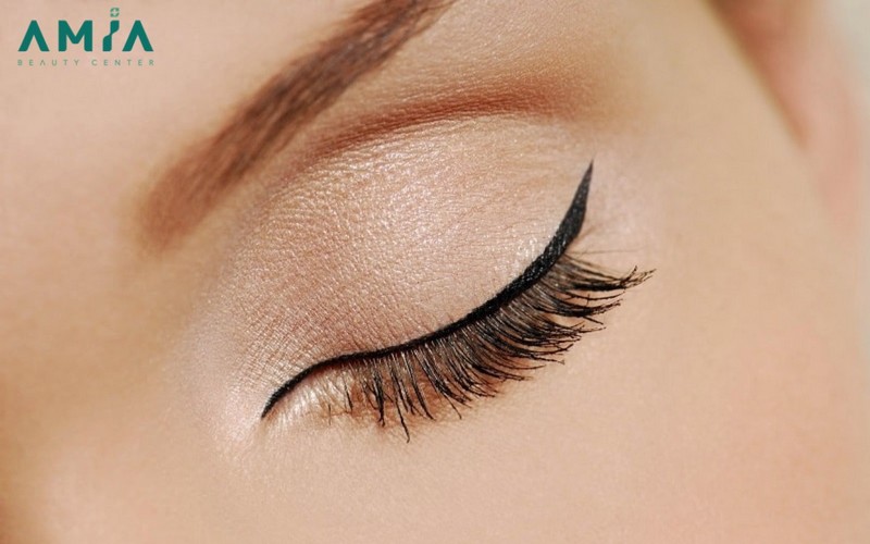 Phun mí giúp bạn có một đường eyeliner đẹp và sắc nét