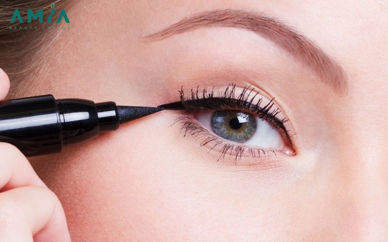 Đối tượng nào có thể thực hiện phun mí eyeliner