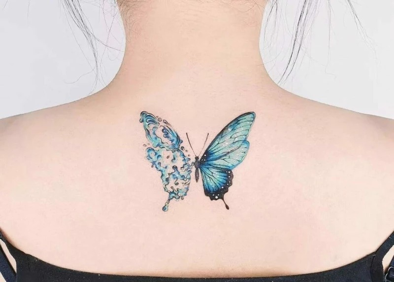 Hình xăm con bướm sau lưng