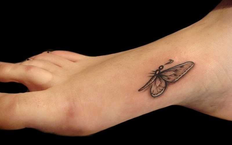 Hình xăm con bướm ở cổ chân